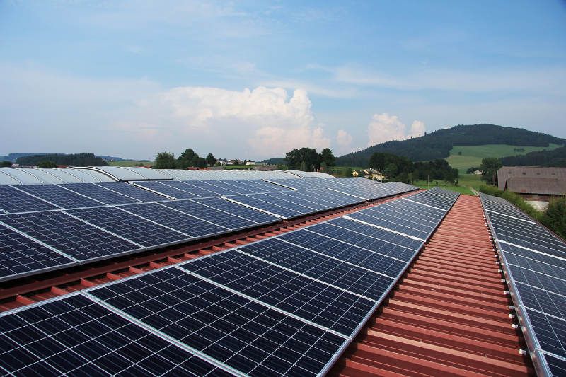 Photovoltaik auf einem Dach in der Landwirtschaft
