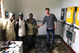 Vier Männer nach einer Photovoltaik-Installation