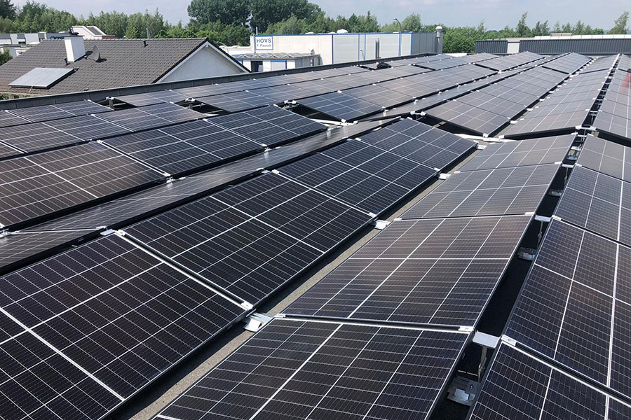 Photovoltaik-Anlage auf einem Dach eines Gebäudes